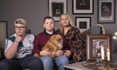 TØFF TID: Thomas (t.v.), Tobias og mamma Hanne kjenner på et tomrom og savn etter Marcus. Hunden Nova merker også at en i familien er borte. Foto: Espen Solli TØFF TID: Thomas (t.v.), Tobias og mamma Hanne kjenner på et tomrom og savn etter Marcus. Hunden Nova merker også at en i familien er borte. Foto: Espen Solli